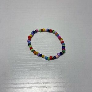 Colorful Beaded Bracelet with Vibrant Pattern and Elastic Fit
